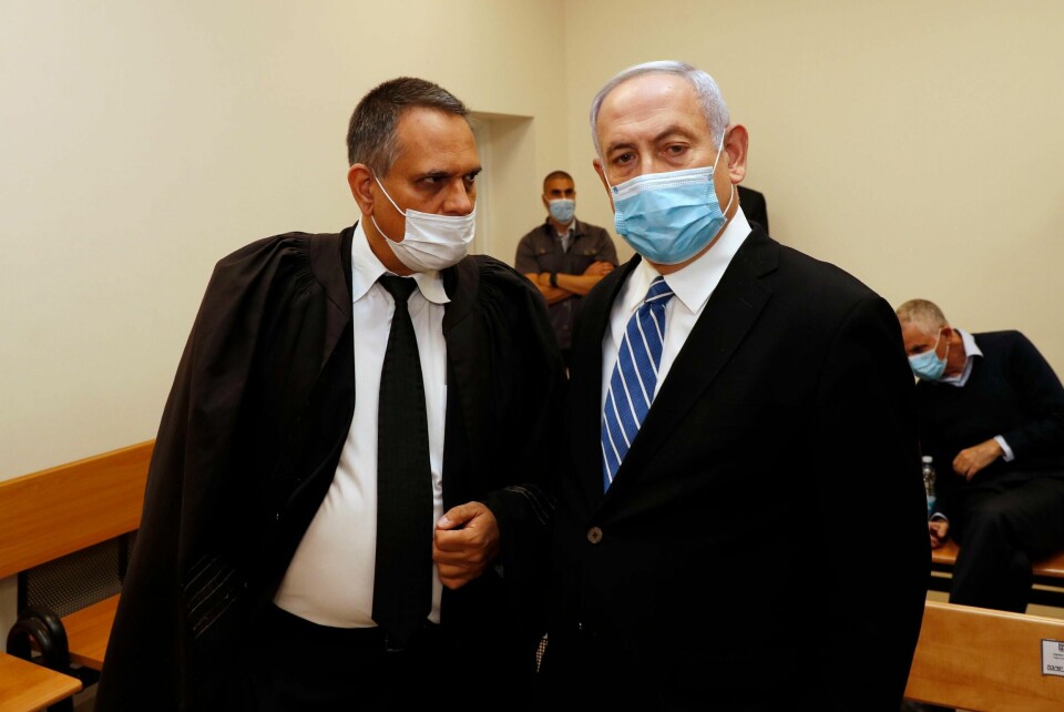 Israels statsminister Benjamin Netanyahu er kjent for å komme seg ut av de fleste kniper. Søndag må han imidlertid møte i retten, tiltalt for korrupsjon og tillitsbrudd. Strafferammen er på opptil 13 års fengsel.