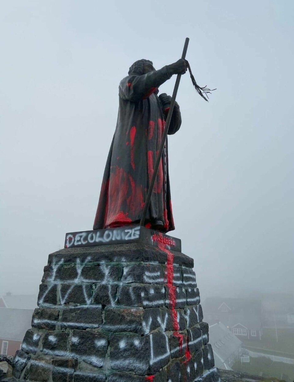 – Symbola på pidestallen er våre heilage symbol som blei forbydde av dei dansk-norske kolonistane, fortel Aqqalu Berthelsen. Han var ikkje sjølv delaktig i vandaliseringa, men har lenge tala for fjerninga av statuen. Foto: Skjermdump frå Facebook. Attgitt med tillating frå Aqqalu Berthelsen