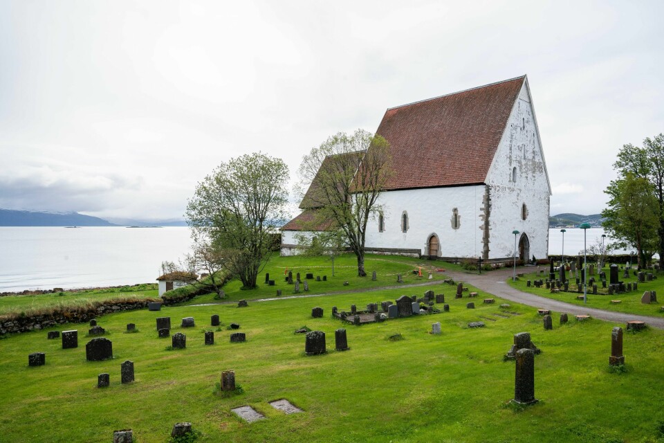 STEIN: Mange kirker rundt om i landet trenger vedlikehold, men middelalderkirkene i stein er eldst og har forfalt mest. Derfor bør regjeringen starte der, skriver politisk redaktør Berit Aalborg. Her Trondenes kirke.