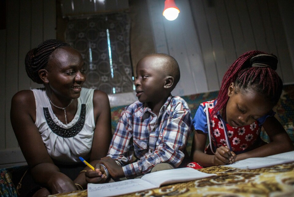 SOLENERGI: Kenyanere med dårlig økonomi får ikke lånt penger til å kjøpe solcelleanlegg. Nå har Norfund investert i et selskap som tilbyr nedbetaling via mobilen, der prisen er den samme som de har betalt for parafin. Solenergi til kenyanere med dårlig økonomi. Norfund går inn i nytt prosjekt