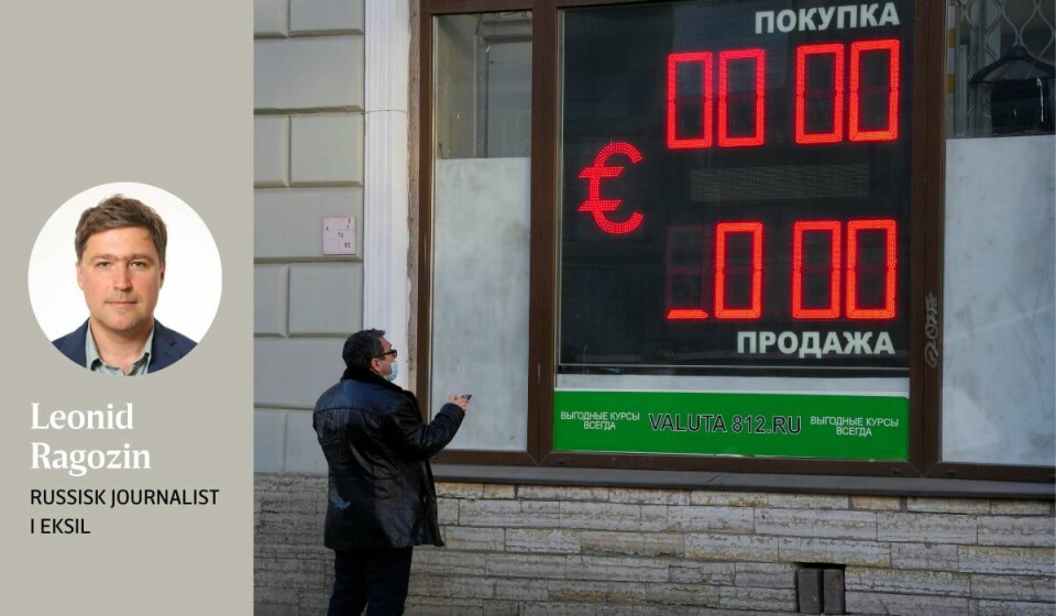 ØKONOMISKE SANKSJONER: En ansatt ved et valutakontor i St. Petersburg endrer valutakursen til null etter at Russland ikke lenger kan veksle til euro, grunnet harde økonomiske sanksjoner. – Russerne bør klandre seg selv for dette, skriver Leonid Ragozin. ØKONOMISKE SANKSJONER: En ansatt ved et valutakontor i St. Petersburg endrer valutakursen til null etter at Russland ikke lenger kan veksle til euro, grunnet harde økonomiske sanksjoner. – Russerne bør klandre seg selv for dette, skriver Leonid Ragozin.