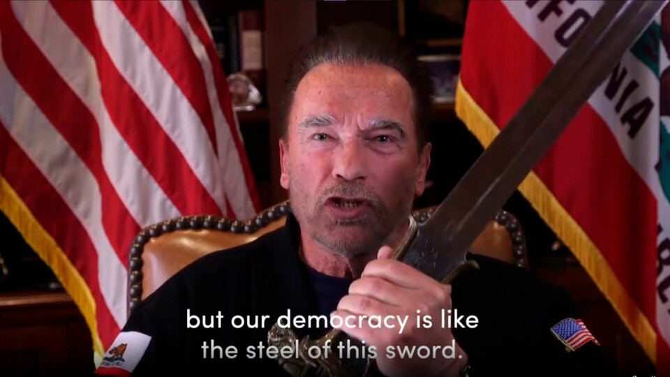 TERMINATOR: I en ny Twitter-video ber den tidligere republikanske guvernøren Arnold Schwarzenegger Det republikanske partiet våkne opp. Han er en av flere partiveteraner som har gått hardt ut mot president Trump. (Foto: Frank Fastner/Arnold Schwarzenegger/AP/NTB)