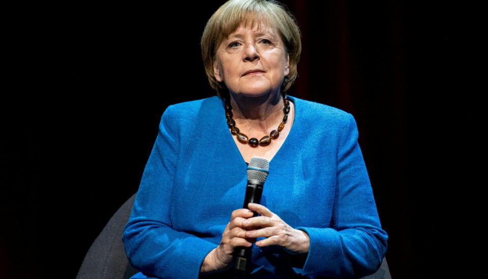 TYSKLAND: – Diplomati er ikke galt bare fordi det ikke har virket, sa Tysklands tidligere statsminister Angela Merkel om tilnærmingen til Russland og president Vladimir Putin gjennom de 16 årene hun satt ved makten. Foto: Fabian Sommer / DPA via AP / NTB