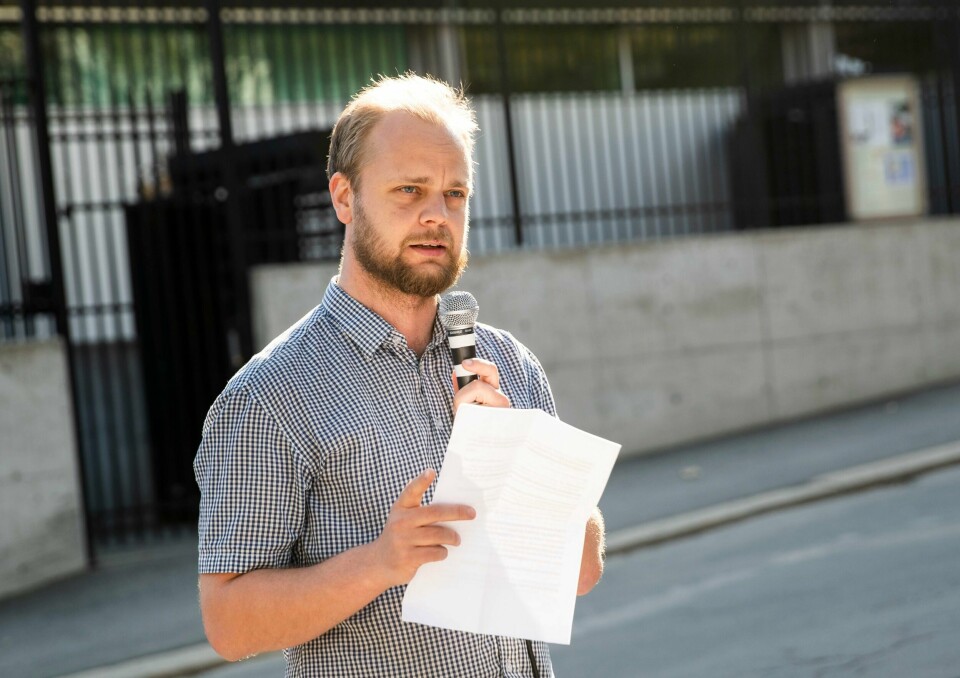RYSTET: Mímir Kristjánsson sier han er rystet over det han mener er forskjellsbehandling mellom dem som er fattige og uføre på den ene siden, og de som har makt og millionlønn på den andre. OSLO 20190423.Mimir Kristjánsson holder apell under støttemarkering for Julian Assange utenfor den britiske ambassaden tirsdag ettermiddag.Foto: Berit Roald / NTB