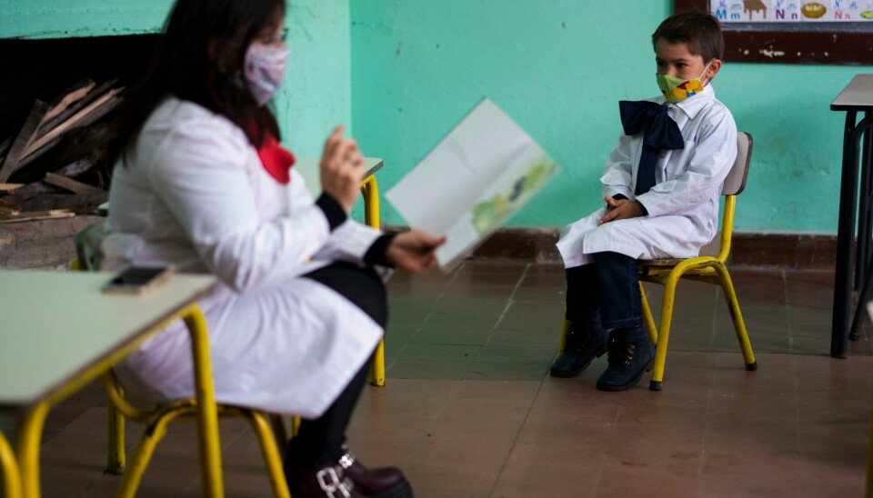Med maskene på fortsetter undervisningen ved skoler i Uruguay, til tross for at koronaviruset herjer. Landet trekkes fram som et godt eksempel på at korrupsjonsbekjempelse og evnen til å håndtere pandemien henger sammen i Transparency Internationals årlige rapport. Bildet er tatt i juni i fjor.