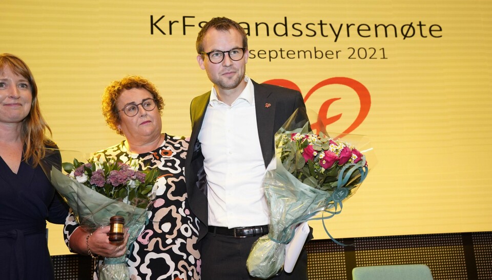 Kjell Ingolf Ropstad i KrF overrekker lederklubba til påtroppende leder Olaug Bollestad på KrFs landsstyremøte på Thon Hotel i Oslo. Foto: Lise Åserud / NTB Fungerende partileder Kjell Ingolf Ropstad i KrF overrekker lederklubba påtroppende leder Olaug Bollestad på KrFs landsstyremøte på Thon Hotel i Oslo. Foto: Lise Åserud / NTB