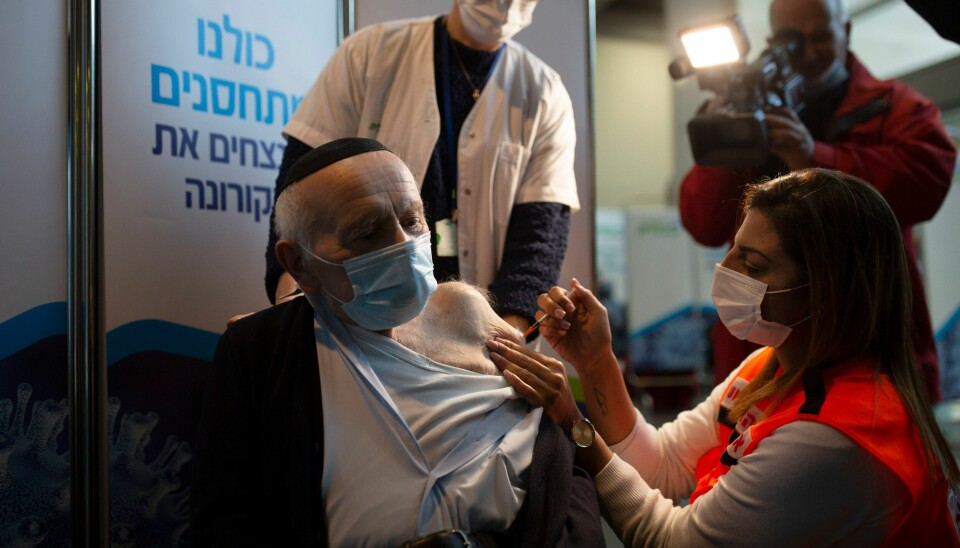 92 år gamle Joseph Zalman Kleinman, som overlevde holocaust, mottok nylig sin andre dose av Pfizers koronavaksine i Jerusalem. Nærmere tusen holocaustoverlevende i Israel døde i fjor etter å ha blitt koronasmittet.