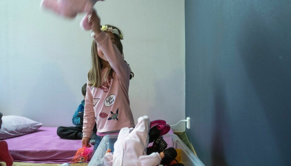 Barna er født i Norge og har bodd her hele livet. Nå vil UDI kaste dem ut fordi de mener mor ikke har snakket helt sant da hun kom til Norge Delnaz (6 år) er født i Norge og har bodd her hele livet. Nå vil UDI kaste dem ut fordi de mener mor ikke har snakket helt sant da hun kom til Norge