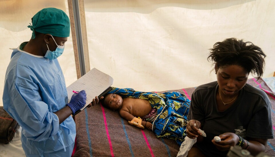 Det nye mpox-viruset sprer seg raskt. Det er særlig barn og unge som rammes. Foto: Moses Sawasawa / AP / NTB Bildet viser en helsearbeider som hjelper en jente som er smittet med mpox øst i Kongo.