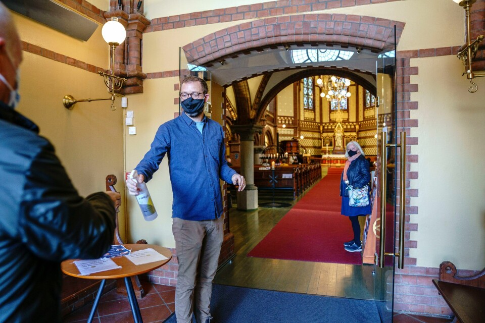 STENGT: Siste gudstjeneste i Paulus kirke før sosial nedstenging av Oslo mandag 9. november. Ansvarlig statsråd for tros- og livssynssektoren, Kjell Ingolf Ropstad, ba tidligere i vinter Helsedirektoratet om en ny vurdering av omstridte kirkebenkregler. Nå varsler han nyordning - uansett.