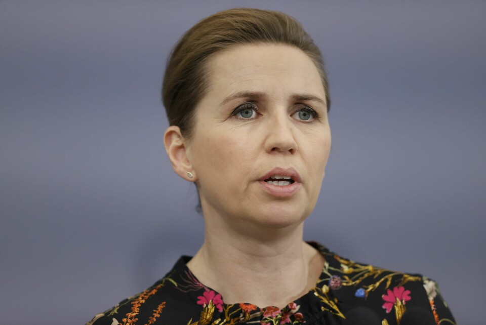 Da Danmarks statsminister Mette Frederiksen i går kunngjorde et samarbeid om vaksineproduksjon med Israel og Østerrike, hadde hun ikke hatt noen dialog med de folkevalgte. Det skaper reaksjoner.