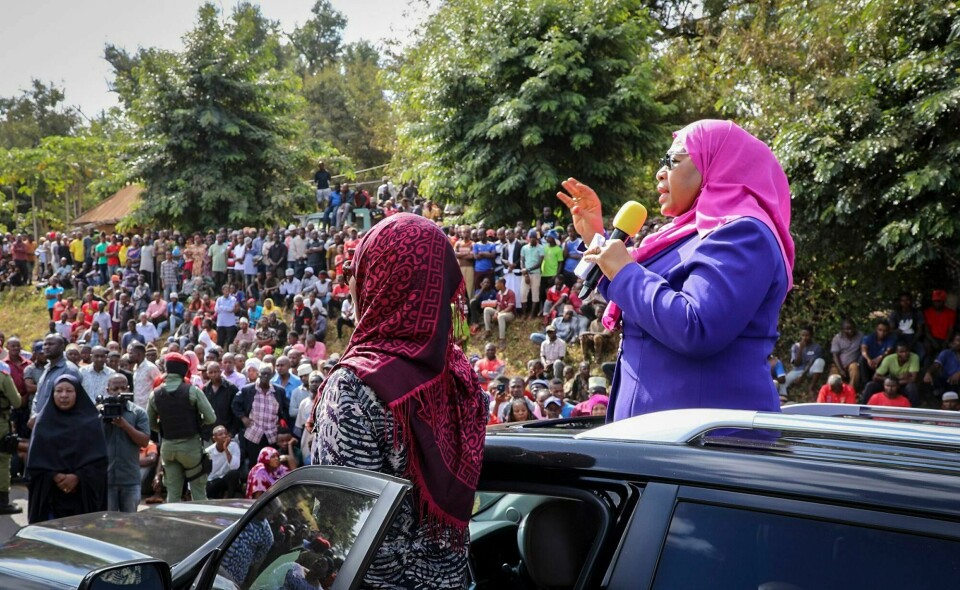 NY PRESIDENT: Samia Suluhu Hassan (til høyre, med mikrofon) overtok fredag som president i Tanzania, etter det plutselige dødsfallet til president John Magufuli sist onsdag. Hun blir det afrikanske landets første kvinnelige president.