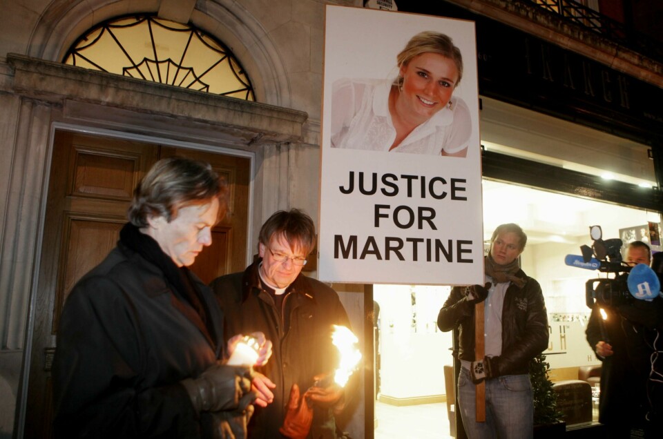 Minnemarkering i London to år etter drapet på Martine Vik Magnussens i London i 2008. På bildet hennes far Odd Petter Magnussen (t.v.) og sjømannsprest Torbjørn Holt utenfor døra i Great Portland Street hvor hun ble funnet. Foto: Åsa Westerlund / NTB