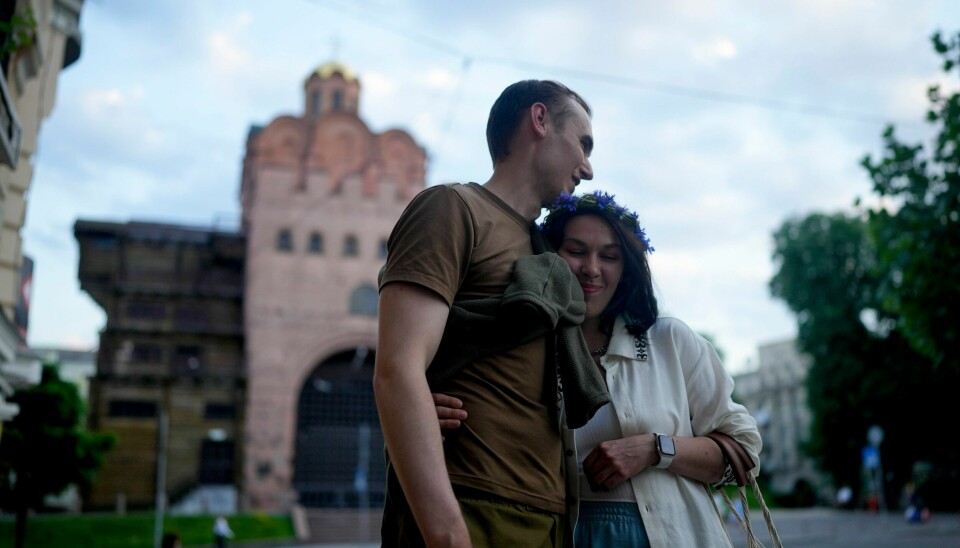 Standupkomikerne Serhij Lipko og Anastasia Zukhvala bruker humor som våpen og for å holde humøret oppe i et krigsrammet Ukraina. Standupkomikerne Serhij Lipko og Anastasia Zukhvala bruker humor som våpen og for å holde humøret oppe i et krigsrammet Ukraina. Foto: Natasja Pisarenko, AP/NTB