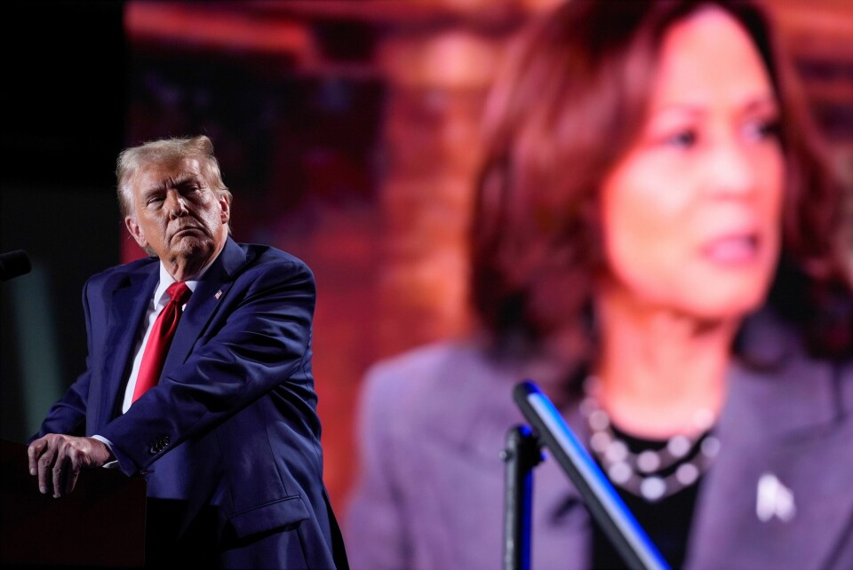 LANG HISTORIE: Banda mellom religion, rase og politikk har ei lang historie i USA. Her ser den republikanske presidentkandidaten Donald Trump på ein video av motstandaren, Demokratanes Kamala Harris. Både Donald Trump og Kamala Harris drev valgkamp i vippestaten Michigan fredag. Her ser Trump på en filmsnutt med Harris under et møte i Detroit. Foto: Evan Vucci / AP / NTB