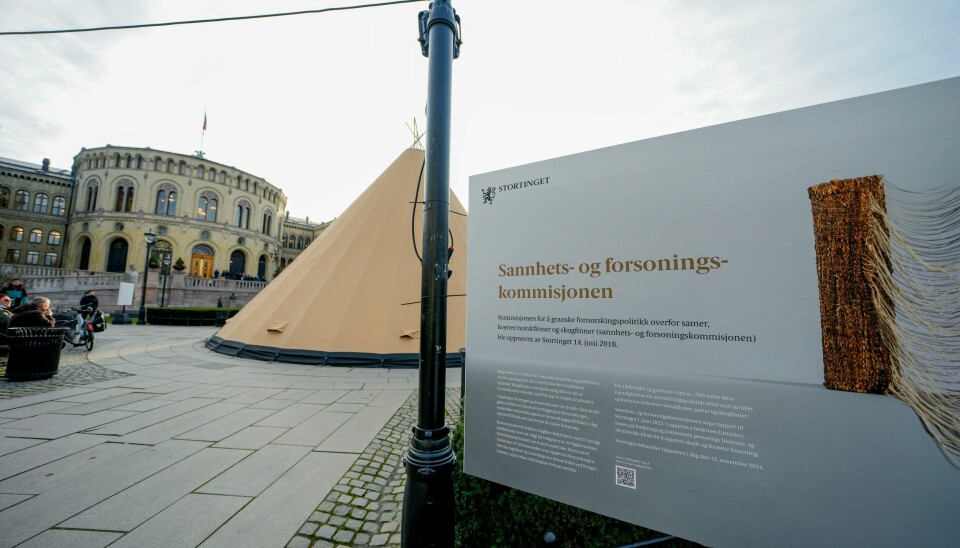 Det er satt opp en lavvo utenfor Stortinget tirsdag, som dialogarena for alle involverte grupper. Foto: Heiko Junge / NTB Stortinget behandler innstillingen om Sannhets- forsoningskommisjonens rapport tirsdag. I den anledning er det blitt satt opp en lavvo på Eidsvolls plass. Lavvoen skal fungere som en dialogarena for alle de involverte gruppene den dagen Stortinget behandler saken. Foto: Heiko Junge / NTB