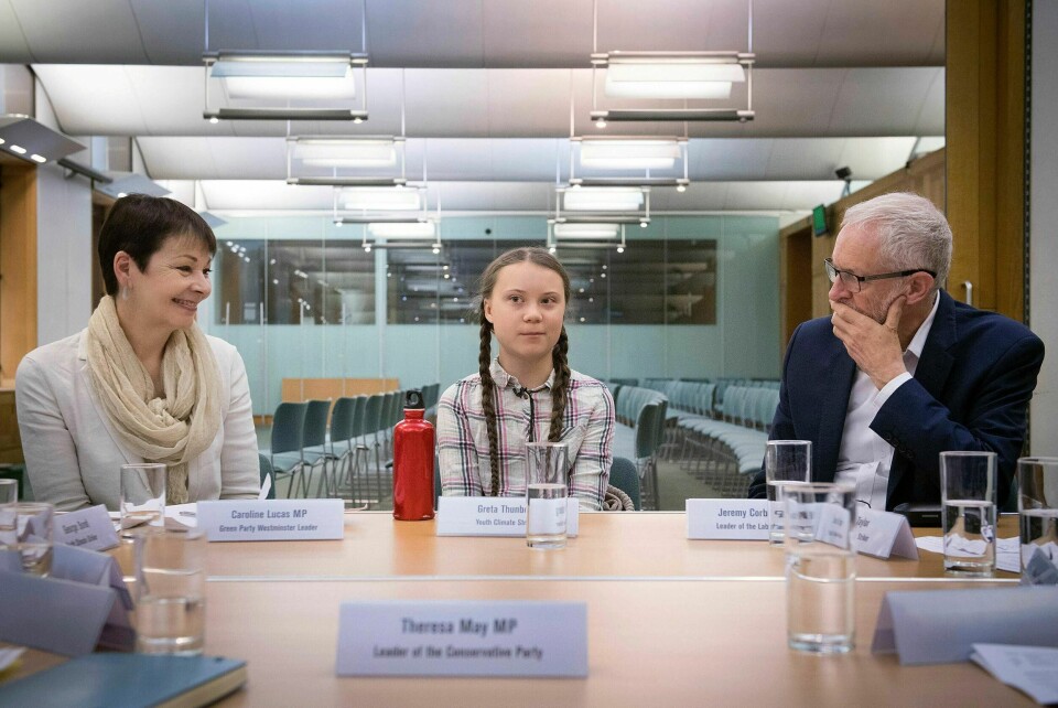 Klimaaktivisten Greta Thunberg (i midten) møtte sist uke britiske partiledere. Partileder Caroline Lucas for de grønne (til venstre) og Labour-leder Jeremy Corbyn (til høyre) bifaller parlamentsvedtaket om å erklære global klimakrise.