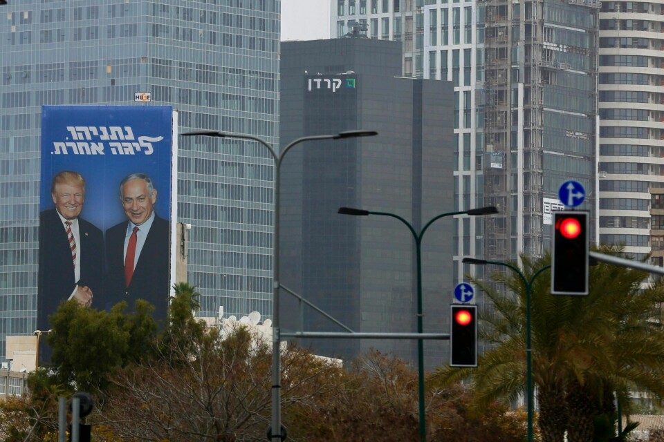 Kompisene Benjamin Netanyahu og Donald Trump på store valgplakater for partiet Likud i Israel. Slagordet er
