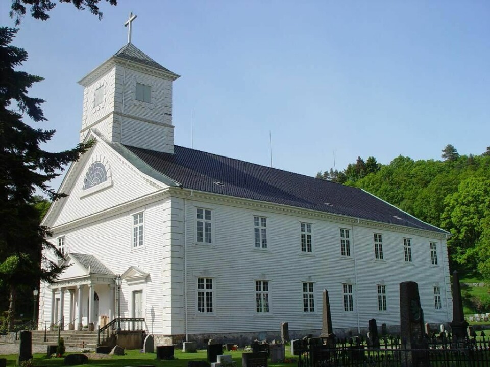 MANDAL: Mandal kirke er et av landets største trebygg. Nylig ble døra på kirka tagget ned. Mandal kirke er et av landets største trebygg. Byggeteknikken gjør at kirken nå er i svært dårlig forfatning og trenger opprusting på 60 millioner kroner.
