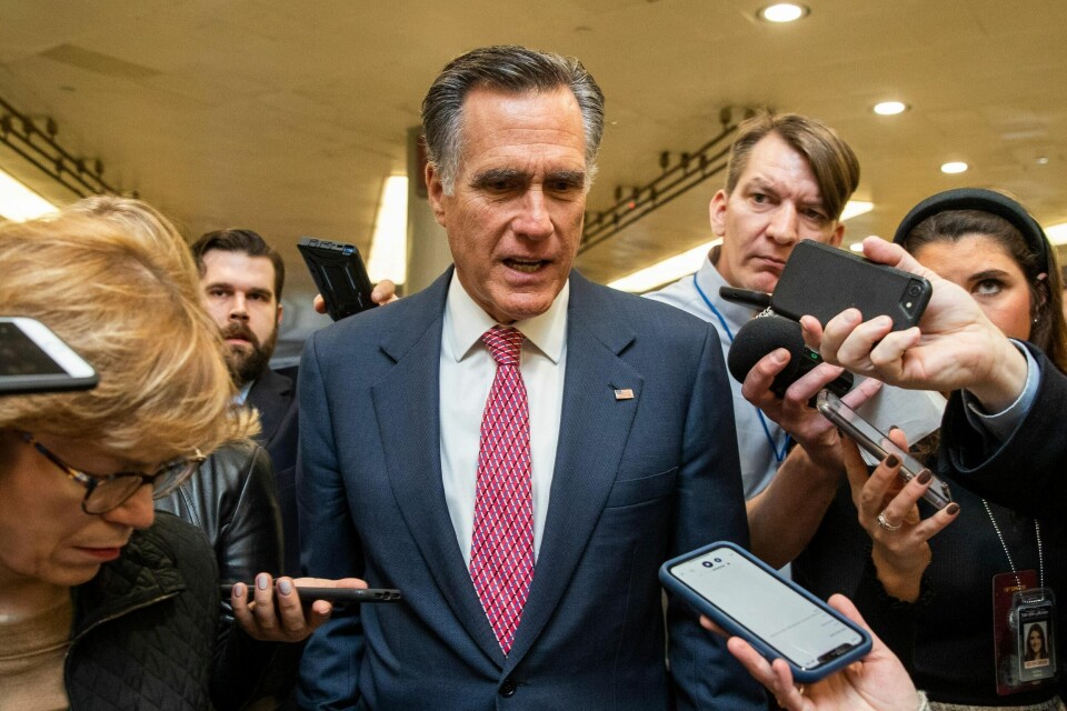 Senator Mitt Romney kommer etter alt å dømme til å stå alene i stormen etter at han stemte imot sin egen president i Senatet under riksrettssaken onsdag. Senatoren viste flere ganger til sin samvittighet og tro når han begrunnet stemmegivningen onsdag.
