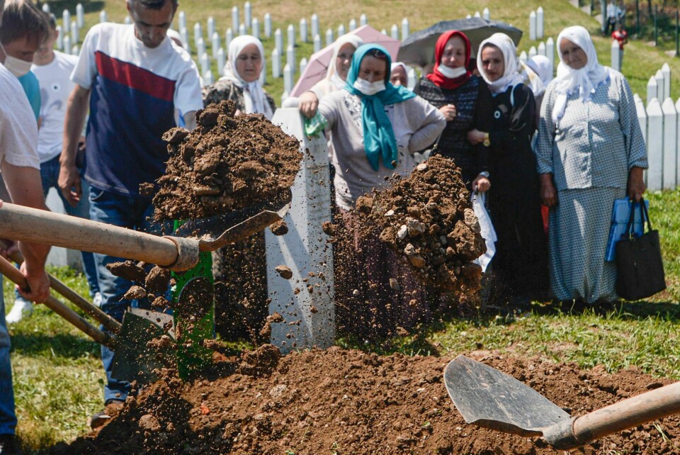 Leivningane til ni menn som blei myrda i juli 1995 i Srebrenica blei laurdag gravlagde på minnegravlunden som er reist nord for fjellbyen. Identifiseringa av ofra for massakren blir kalla «verdas største puslespel», og har vart i 25 år.