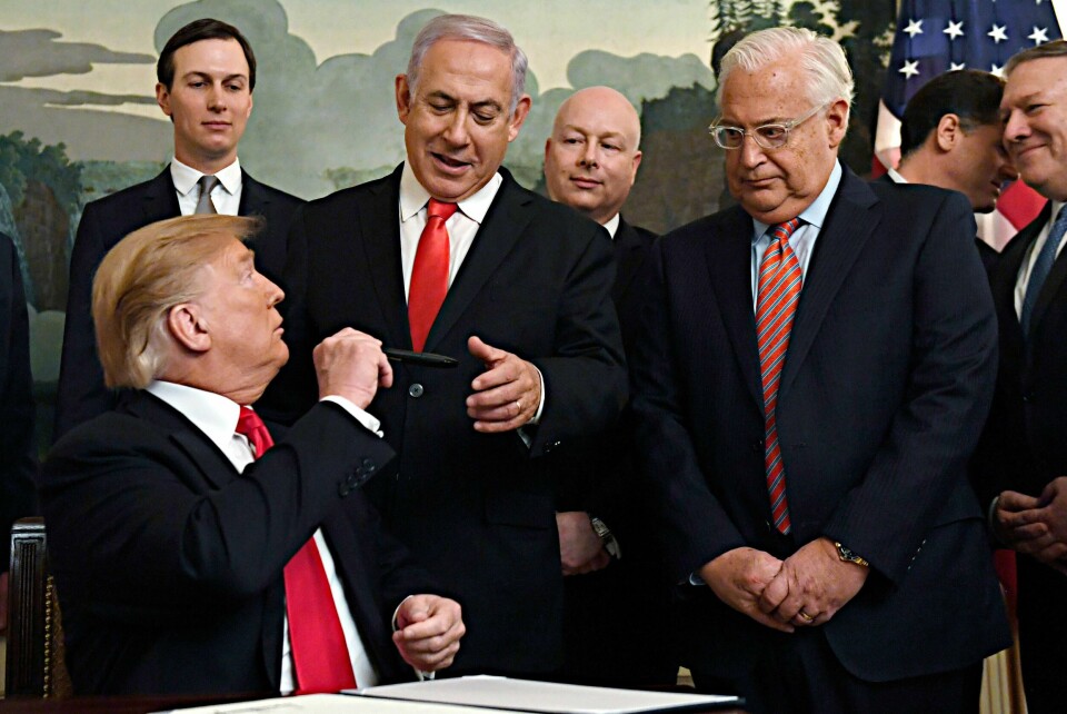 I mars signerte Donald Trump i Det hvite hus en erklæring der USA anerkjenner Israels suverenitet over Golanhøydene. Bak fra venstre Trumps rådgiver og svigersønn Jared Kushner, Israels statsminister Benjamin Netanyahu, spesialutsending Jason Greenblatt, USAs ambassadør til Israel David Friedman, Israels ambassadør til USA Ron Dermer og USAs utenriksminister Mike Pompeo.