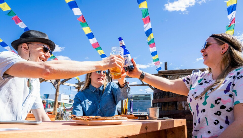 Vennegjengen Kristoffer Knudsen, Mina Evenrud og Carina Fjørtoft nyter hver sin øl i Oslo onsdag etter at serveringsforbudet ble opphevet. Kronikkforfatteren tror vi må vende oss til å leve med en balanse mellom smitteverntiltak og frihet fremover.