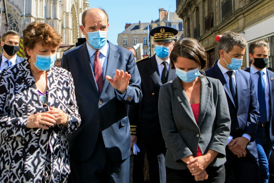 Den franske kulturminsiteren Roselyne Bachelot (fra venstre), statsminister Jean Castex, ordfører i Nantes Johanna Rolland og innenriksminister Gerald Darmanin besøkte katedralen etter brannen 18. juli. Kirken brant kraftig også i 1972.