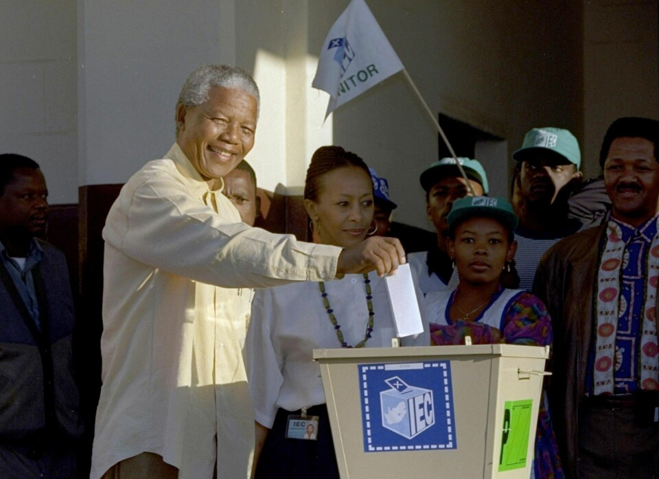 I april 1994 kunne Sør-Afrikas svarte med ANC-leder Nelson Mandela i spissen for første gang avgi stemme i et valg. ANC vant valget og den tidligere politiske fangen Mandela ble landets første demokratisk valgte president. Foto: AP / NTB scanpix