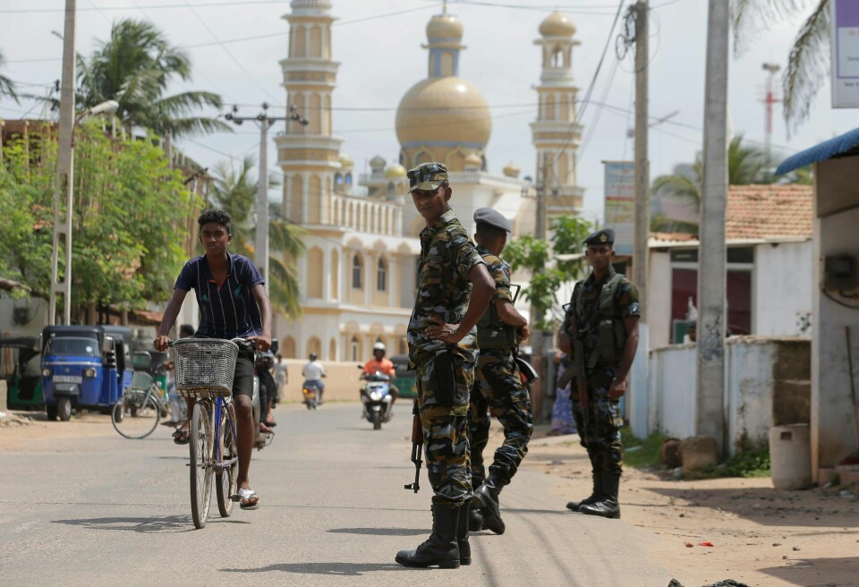 Srilankiske soldater patruljerer i et muslimsk nabolag i Negombo etter uroligheter forrige uke. Foto: Manish Swarup /AP / NTB scanpix