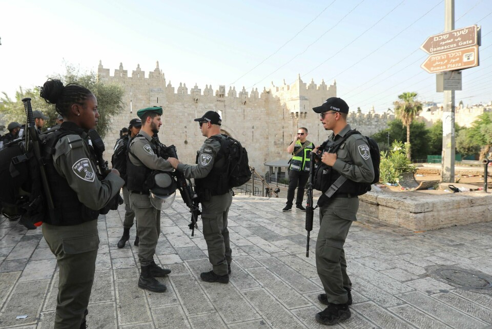 En israelsk grensepoliti står vakt i nærheten av et knivangrep utenfor Damaskus-porten i Jerusalems gamleby, fredag 31. mai 2019. Hendelsen skjedde bare noen timer før den ukentlige fredagsbønnen ved Al-Aqsa-moskeen i nærheten, der titusener av folk er forventet for Ramadan bønner.