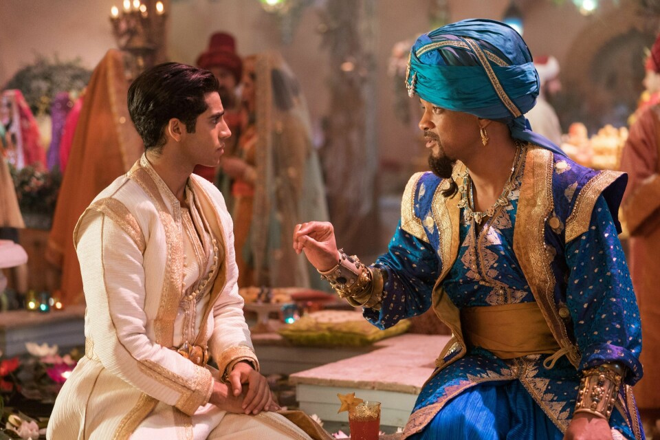Det er usikkert om Will Smith (t.h.) gjør så godt han kan som ånden i flasken, skriver Einar Aarvig. Aladdin spilles av Mena Massoud.