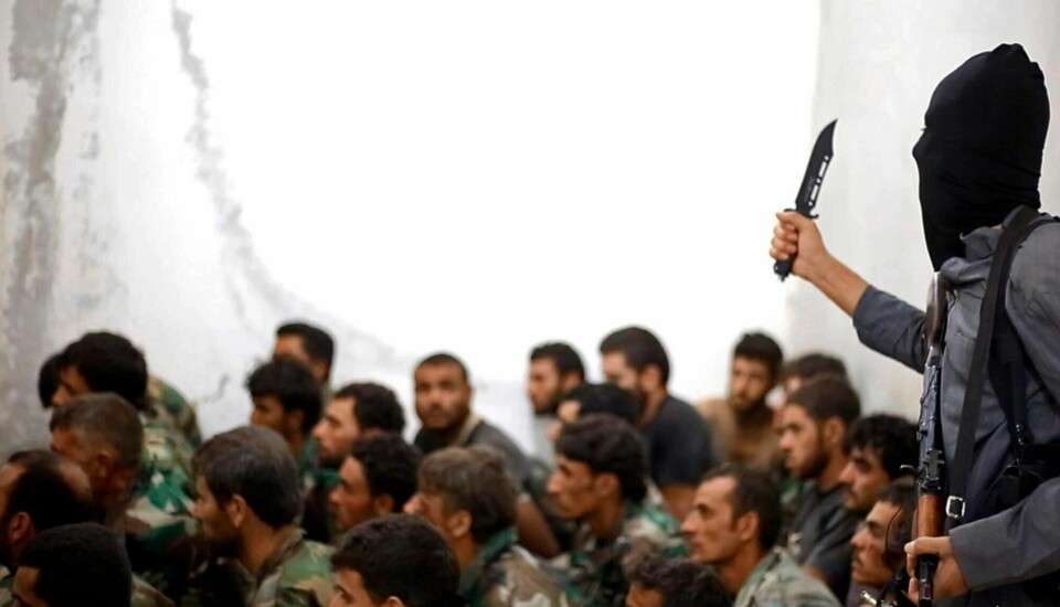 2014: En IS-kriger truer fangede, syriske soldater etter slaget om Raqqa i Syria. Det trengs mer kunnskap om Norge skal klare å reintegrere norske fremmedkrigere, mener forfattere av ny bok.