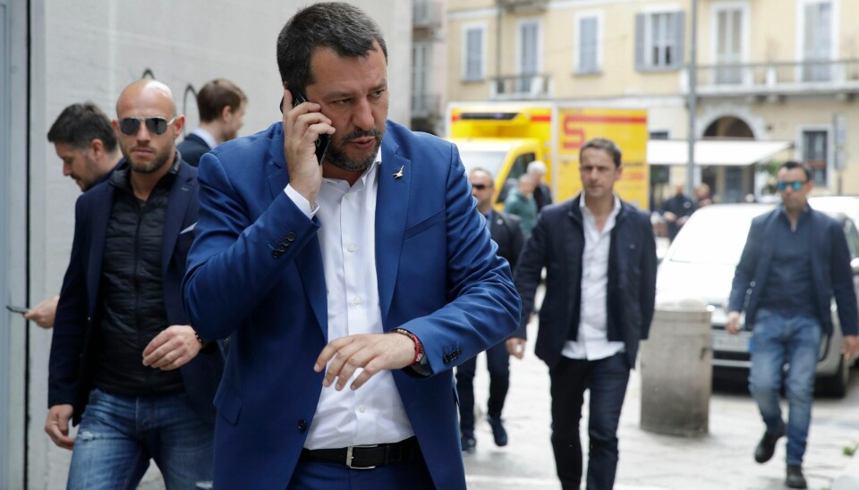 Italias visestatsminister Matteo Salvini på telefonen i Milano fredag, før han forsøker å samle Europas høyrepopulistiske partier i én blokk foran neste måneds valg på nytt EU-parlament. Foto: Luca Bruno / AP / NTB scanpix