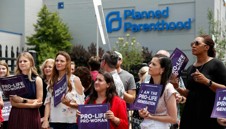 Anti-abort-forkjempere samlet utenfor Planned Parenthood-klinikken i St. Louis. Missouri eneste abortklinikk.