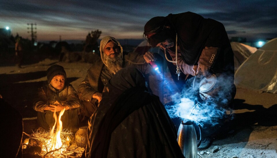 NØD: En familie lager te utenfor et nødhjelpskontor i Herat i Afghanistan i november. Siden da har den humanitære situasjonen bare blitt verre og verre. En familie lager te utenfor et nødhjelpskontor i Herat i Afghanistan i november. Siden da har den humanitære situasjonen bare blitt verre og verre. Foto: Petros Giannakouris / AP / NTB