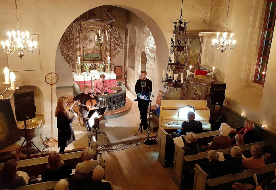 I en fullsatt Nesodden kirke framførte Kim André Rysstad mandag Draumkvedet på årets første i kirkens konsertserie.