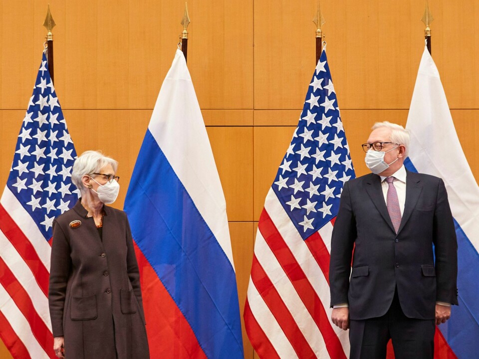 USAs viseutenriksminister Wendy Sherman og hennes russiske motpart Sergej Rjabkov før møtet i Genève mandag. Foto: Denis Balibouse/Pool via AP / NTB USAs viseutenriksminister Wendy Sherman og hennes russiske motpart Sergej Rjabkov før møtet i Genève mandag. Foto: Denis Balibouse/Pool via AP / NTB