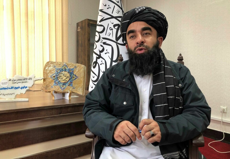 TALIBAN: Talsperson Zabihullah Mujahid sier at det islamske emiratet har tatt skritt for å imøtekomme kravene fra den vestlige verden. Taliban government spokesman Zabihullah Mujahid speaks during an interview with the Associated Press in Kabul, Afghanistan, Saturday, Jan. 15, 2022. Afghanistan's Taliban rulers are aiming to restart education for girls and women by late March, the government's chief spokesman told The Associated Press in an interview, offering the first-ever timeline for addressing a key demand of the international community. (AP Photo/Mohammed Shoaib Amin).