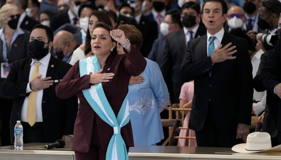ED: President Xiomara Castro tas i ed under en seremoni på en stadion i Tegucigalpa, Honduras. President Xiomara Castro tas i ed under en seremoni på en stadion i Tegucigalpa, Honduras. Foto: Moises Castillo / AP / NTB