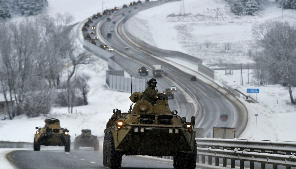 KALD KONFLIKT: Ein russisk konvoi køyrer på ein motorveg på Krim-halvøya, som er annektert av Russland. Russisk militær opptrapping langs grensa til Ukraina og ei militærøving i Kviterussland gjer mange uroa.