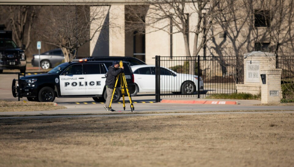 ANGREP: Politi utenfor synagogen i Colleyville utenfor Dallas 15. januar. Synagogen ble angrepet og flere mennesker ble holdt som gissel. Politi utenfor synagogen i Colleyville utenfor Dallas 15. januar. Foto: Brandon Wade / AP / NTB