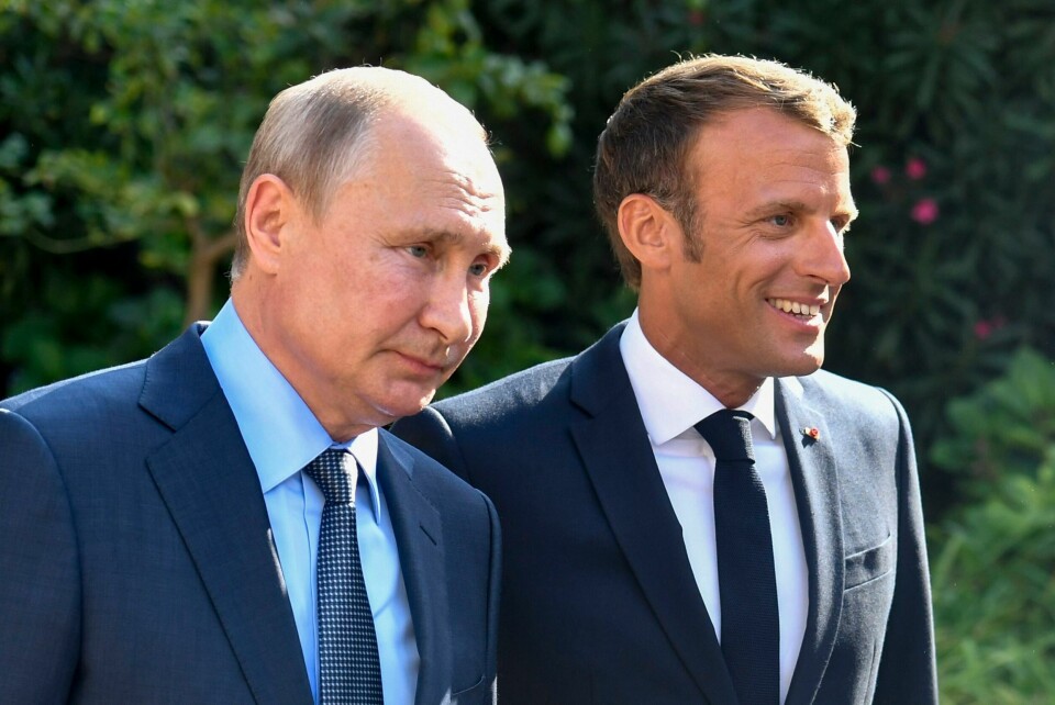 NYTT MØTE: Frankrikes president Emmanuel Macron (til høyre) tok imot Russlands president Vladimir Putin i Bormes-les-Mimosas sør i Frankrike i 2019. Mandag skal Macron møte Putin i Moskva. Foto: Gerard Julien / AP / NTB Russlands president Vladimir Putin og Frankrikes president Emmanuel Macron, her sammen i 2019. Arkivfoto: Gerard Julien / AP / NTB