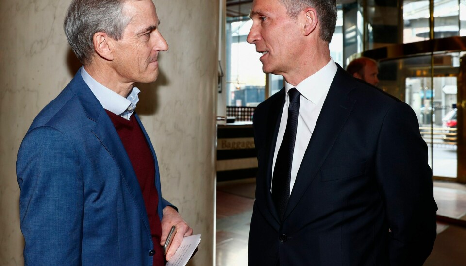 VENNER: Statsminister Jonas Gahr Støre (Ap) og tidligere statsminister Jens Stoltenberg er nære venner. Støre varsler at han vil be om en ny habilitetsvurdering etter at Stoltenberg ble utnevnt til ny sentralbanksjef. Statsminister Jonas Gahr Støre (Ap) og tidligere statsminister Jens Stoltenberg er nære venner. Støre varsler at han vil be om en ny habilitetsvurdering etter at Stoltenberg ble utnevnt til ny sentralbanksjef. Foto: Terje Pedersen / NTB