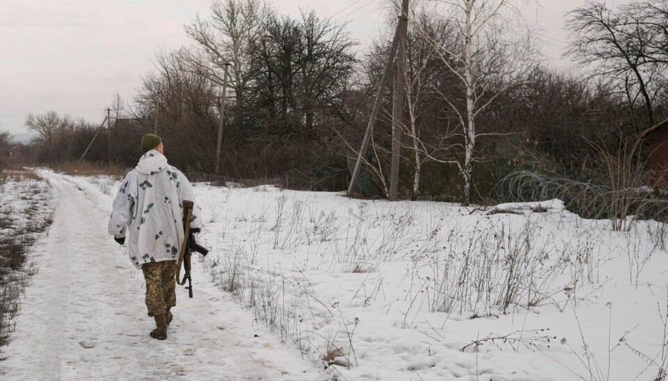 En ukrainsk soldat ved fronten i nærheten av Popasna i Lugansk-regionen i Øst-Ukraina. Her har det vært væpne konflikt mellom regjeringsstyrker og prorussiske separatister siden 2014. Illustrasjonsfoto: Vadim Ghirda / AP / NTB En ukrainsk soldat ved fronten i nærheten av Popasna i Lugansk-regionen i Øst-Ukraina. Her har det vært væpne konflikt mellom regjeringsstyrker og prorussiske separatister siden 2014. Illustrasjonsfoto: Vadim Ghirda / AP / NTB