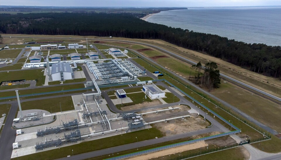 Anlegget der gassen fra Nord Stream 2 etter planen skal føres i land i Lubmin i Nord-Tyskland. Gassrørledningen Nord Stream 2 har fått en sentral rolle i konflikten mellom Russland og Vesten. Rørledningen er ferdigbygget, men ikke satt i drift, og USA frykter den vil gjøre EU enda mer avhengig av russisk gass. Det omstridte røret går fra Russland til Lubmin i Nord-Tyskland, der bildet er tatt. Foto: Michael Sohn / AP / NTB