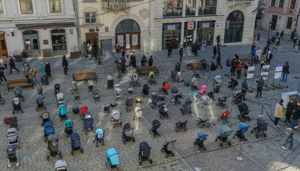 STILLHETEN ETTERPÅ: Med aksjonen «Krigens pris» retter lokale myndigheter i Lviv oppmerksomheten mot barn som har mistet livet i krigen. Fredag kveld var tallet 112. .