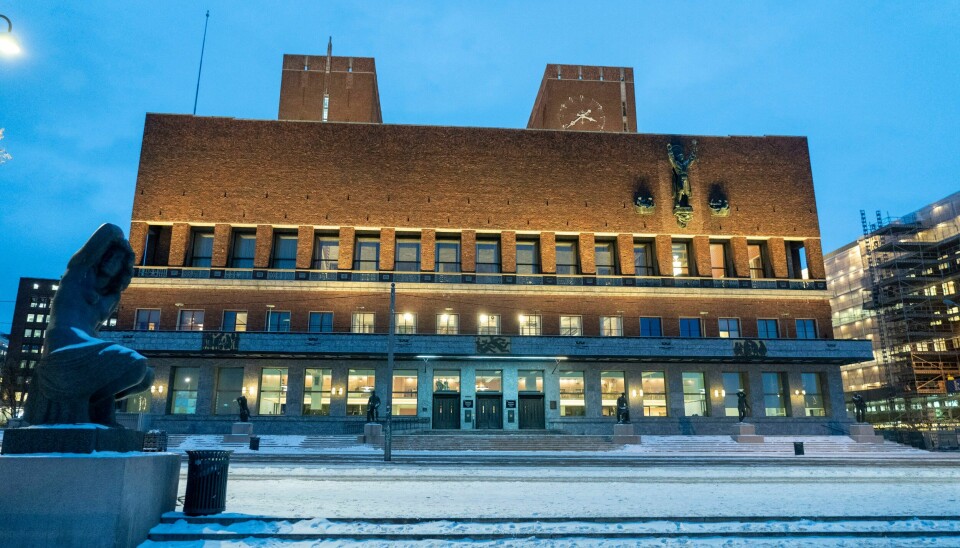 SAMISK: Oslo er hovudstaden for heile Norge, og den byen i Norge med flest samiske innbyggarar. Det bør bli gjenspegla i skiltinga i byen og på offentlege bygg. Oslo bør skilte på samisk, skriv Vårt Land på leiarplass. Oslo rådhus fra sjøsiden. Det er registrert 1.100 smittede i Oslo kommune det siste døgnet. Foto: Terje Pedersen / NTB