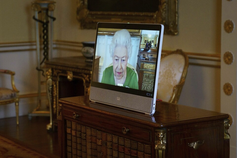 Dronning Elizabeth var tirsdag tilbake på jobb etter å ha vært sykmeldt med koronasmitte. Foto: Victoria Jones / Pool Photo via AP / NTB Dronning Elizabeth var tirsdag tilbake på jobb etter å ha vært sykmeldt med koronasmitte. Foto: Victoria Jones / Pool Photo via AP / NTB