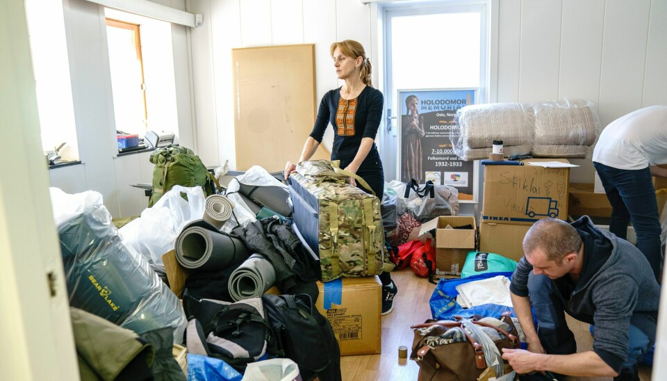 SOLDATUTSTYR: Oksana Huk sorterer klede og utstyr som skal sendast austover til soldatar i Ukraina. Oksana Huk samler inn klær til krigen i Ukraina.